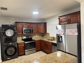 7825 Kismet St in Miramar, FL - Foto de edificio - Building Photo