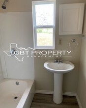 1108 E Lee Ave in Kingsville, TX - Building Photo - Building Photo