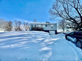 6313 Crestview Dr in South Park, PA - Building Photo