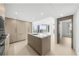 13778 100 Av in Surrey, BC - Building Photo