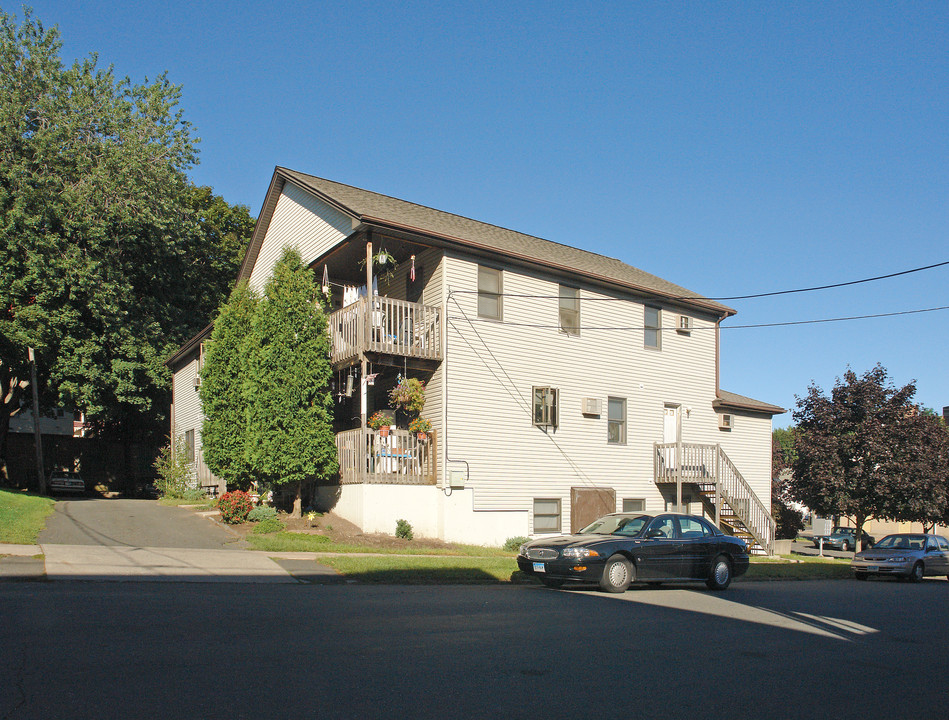 31 Divinity St in Bristol, CT - Building Photo