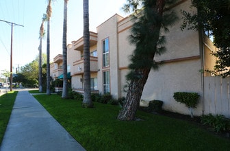Courtyard Apartments in Van Nuys, CA - Building Photo - Building Photo