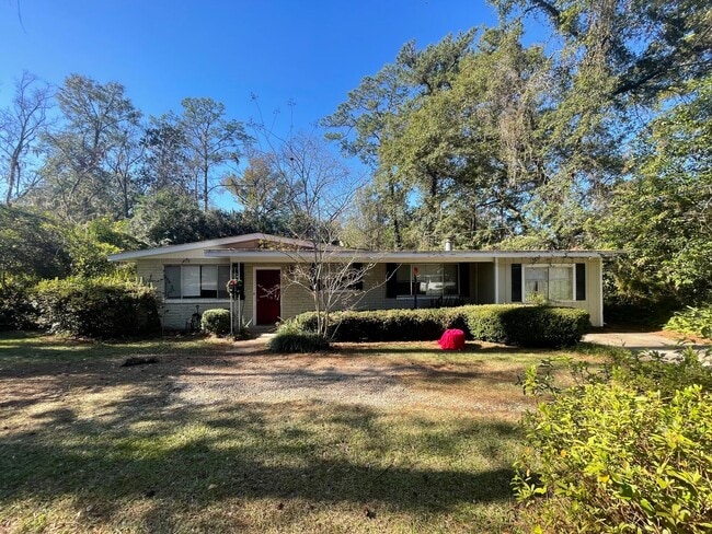 property at 1116 Pinecrest Dr