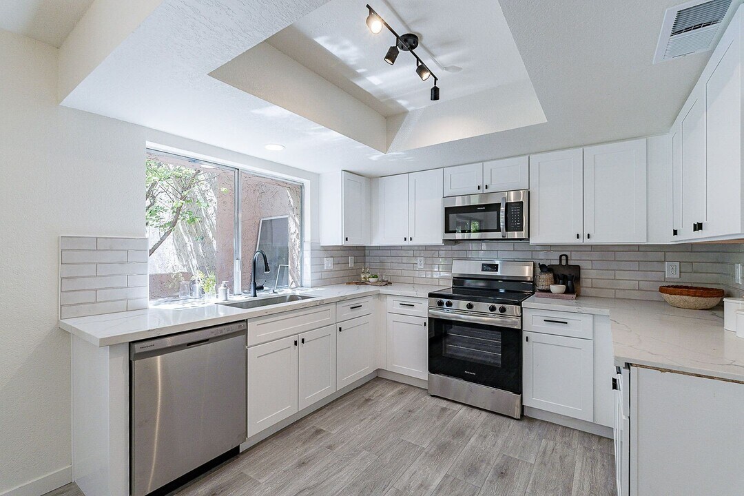 7329 N Vía Camello Del Norte in Scottsdale, AZ - Building Photo