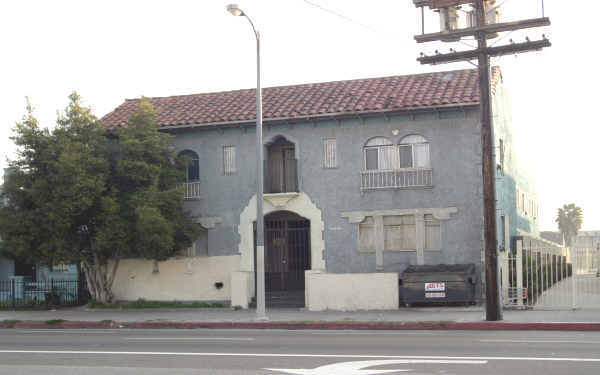 5606 S Figueroa St in Los Angeles, CA - Building Photo