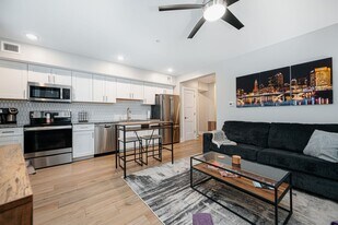 999 N High St in Columbus, OH - Building Photo