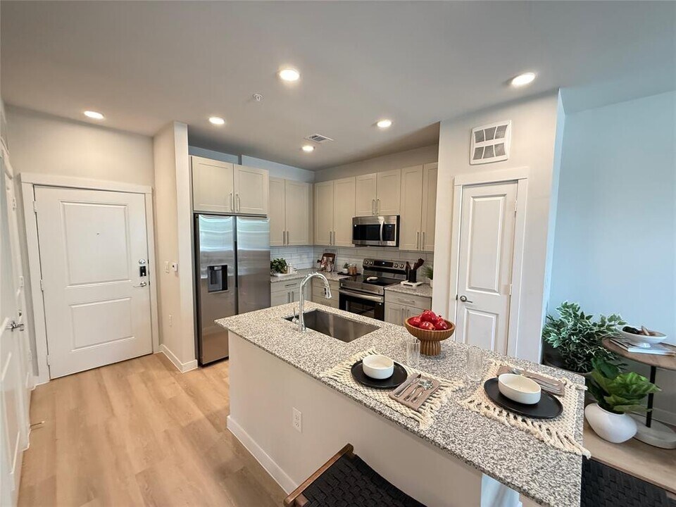 1610 Campbell Rd in Houston, TX - Building Photo