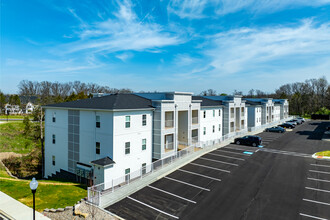 The Stables at English Station in Louisville, KY - Foto de edificio - Building Photo