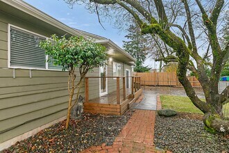 626 NE 120th Ave in Portland, OR - Building Photo - Building Photo