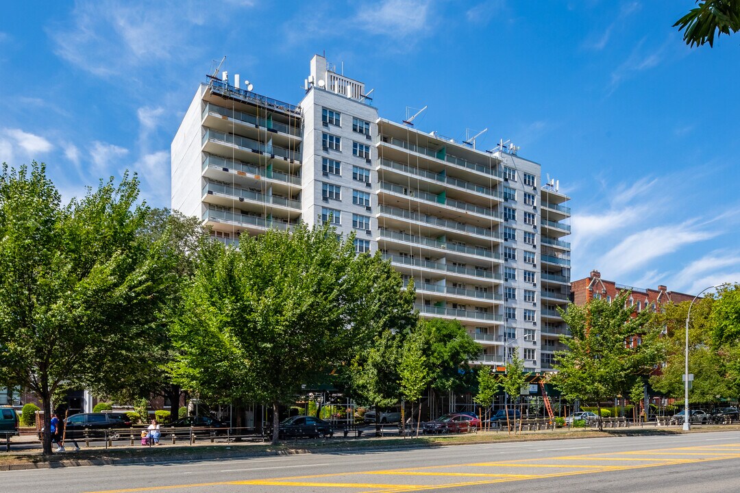 370 Ocean Pky in Brooklyn, NY - Building Photo