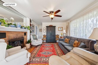 59 Willow St in Southampton, NY - Building Photo - Building Photo