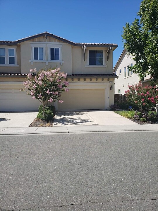 1179 Tocia Ave in Vacaville, CA - Building Photo