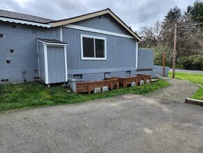 7001 Rogue River Hwy in Grants Pass, OR - Building Photo - Building Photo