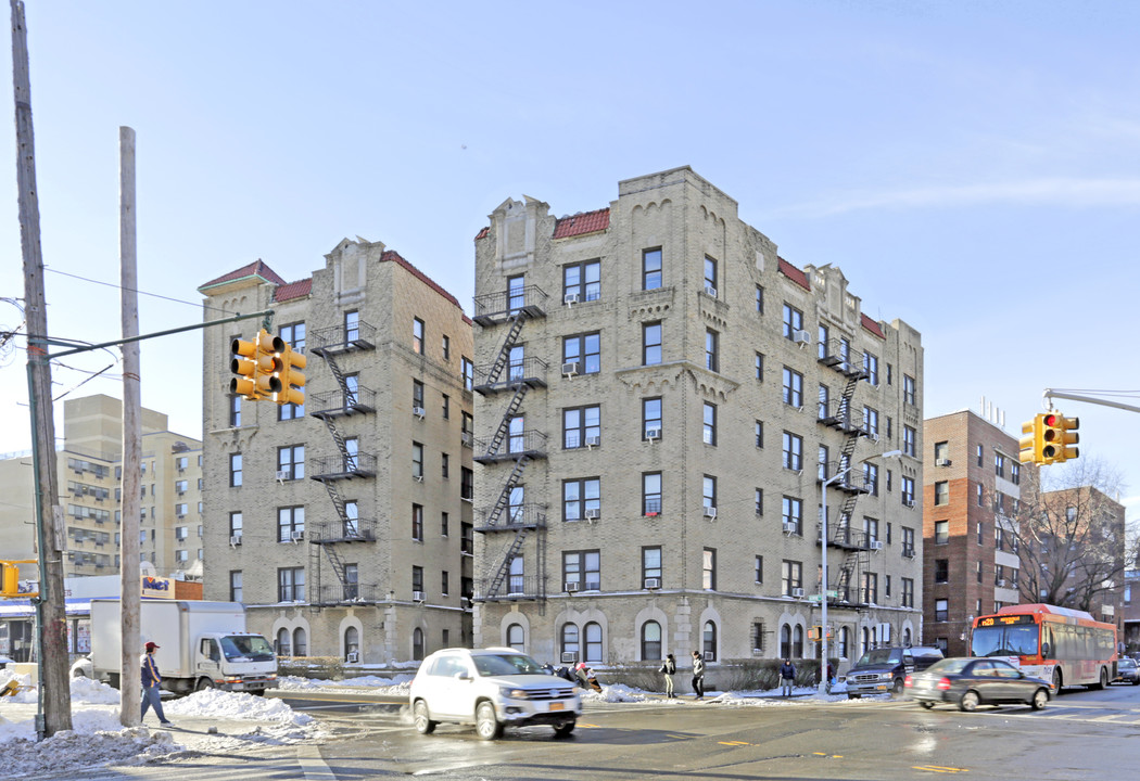 4246 Bowne St in Flushing, NY - Building Photo