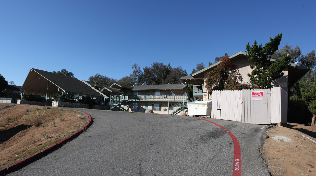 Village Apartments in Fallbrook, CA - Foto de edificio