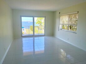 311 E Ocean Ave, Unit 301 in Lantana, FL - Building Photo