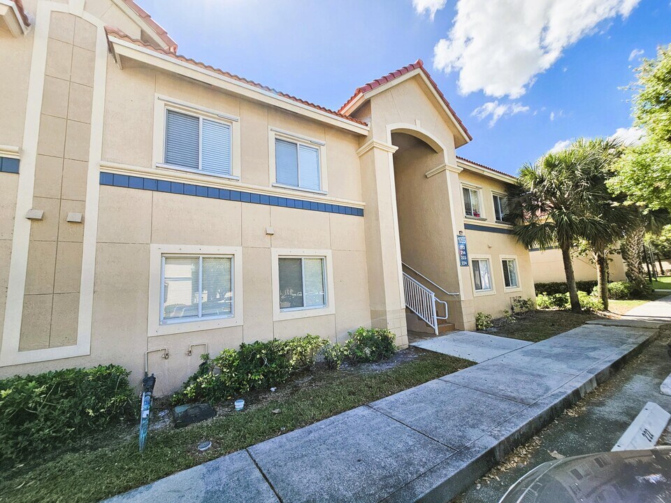 1055 Golden Lakes Blvd in Royal Palm Beach, FL - Building Photo