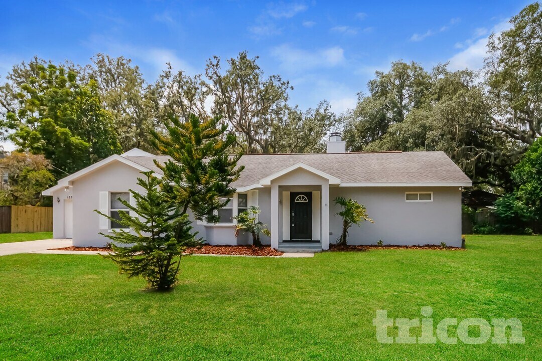 13210 Maple St in Odessa, FL - Foto de edificio