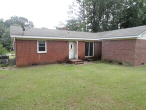 958 Louise Cir in Fayetteville, NC - Building Photo - Building Photo