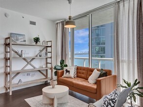 480 NE 30th St in Miami, FL - Foto de edificio - Building Photo