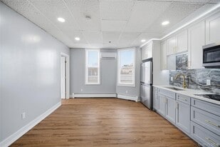 32 W Main St in Bay Shore, NY - Building Photo