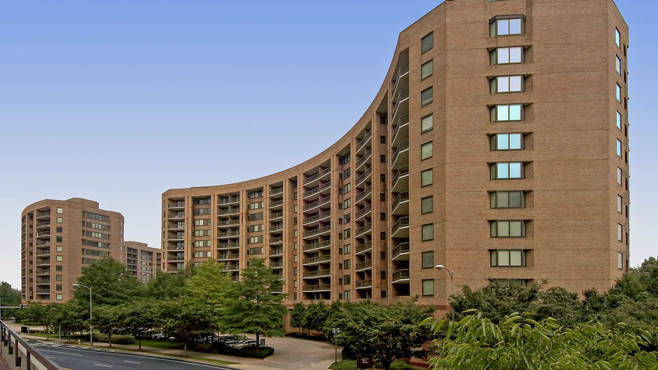 Water Park Towers in Arlington, VA - Building Photo