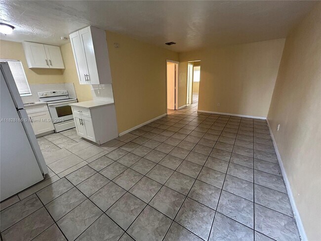 5600 NW 15th St in Lauderhill, FL - Building Photo - Building Photo