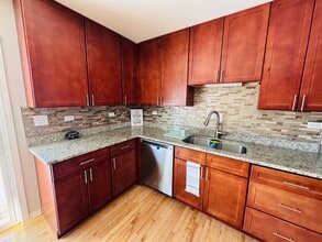 7008 Hawthorne Ln in Hanover Park, IL - Building Photo - Building Photo