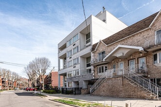 Sutton Meadows in Fresh Meadows, NY - Foto de edificio - Building Photo