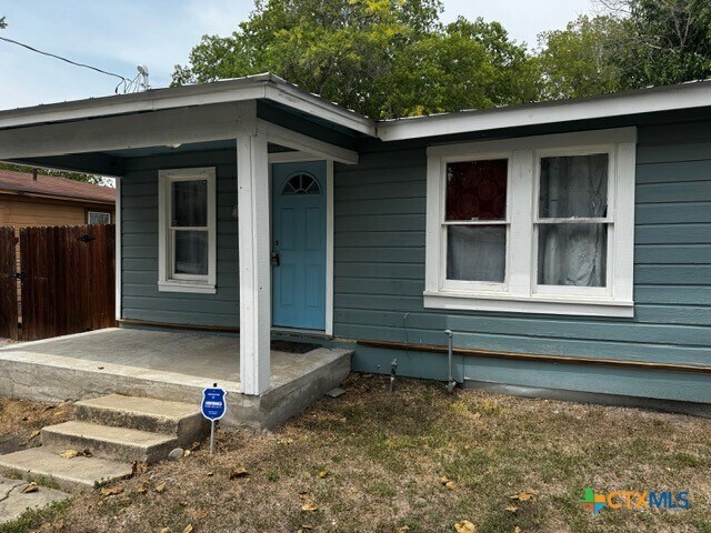 518 Newton Ave in Seguin, TX - Building Photo