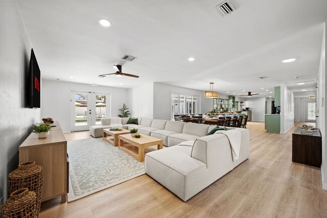 2349 Kings Point Dr