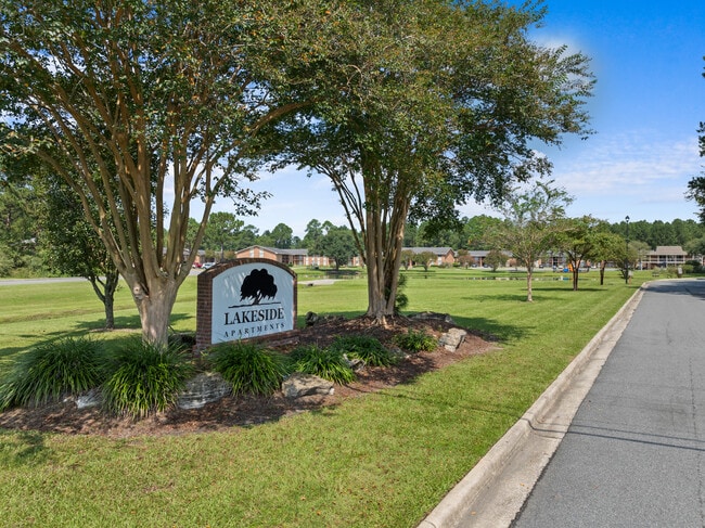 Lakeside Lakeview in Valdosta, GA - Building Photo - Building Photo
