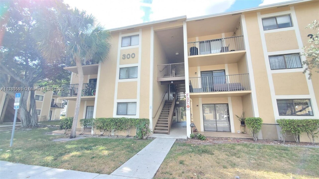 300 Palm Cir W in Pembroke Pines, FL - Building Photo