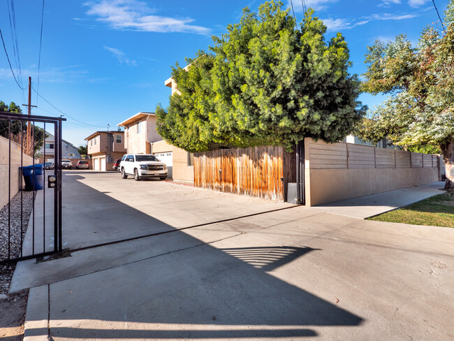 7319 Tampa Ave in Reseda, CA - Building Photo - Building Photo