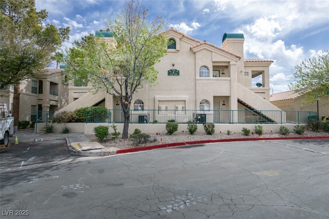 2251 Wigwam Pkwy in Henderson, NV - Building Photo