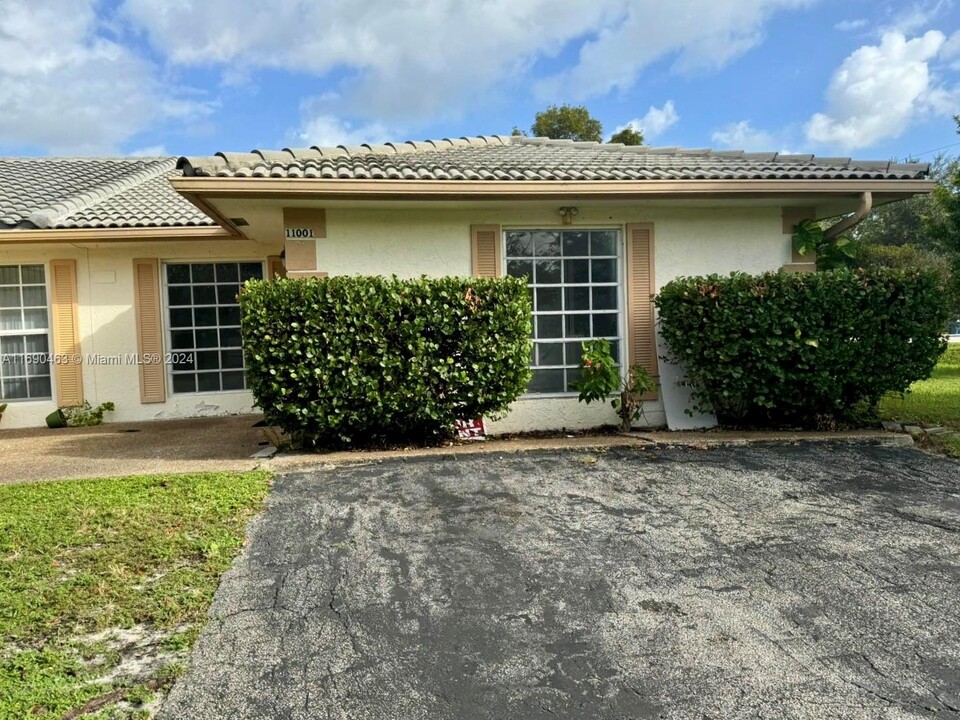 11001 NW 44th St in Coral Springs, FL - Foto de edificio