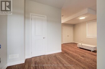 2285 Khalsa Gate in Oakville, ON - Building Photo - Building Photo