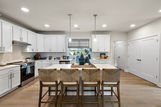 Mystic Cove - Luxury Lakefront Living in Lake Orion, MI - Foto de edificio - Building Photo