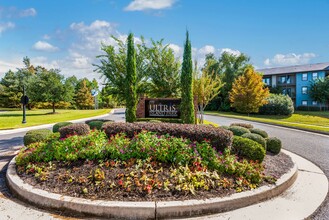 Ultris Island Park in Shreveport, LA - Foto de edificio - Building Photo