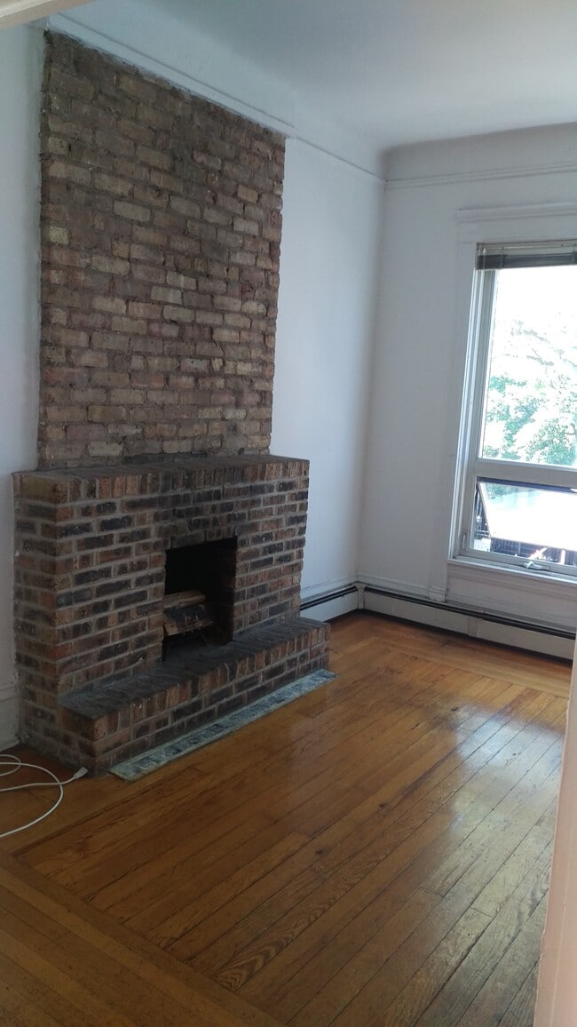 934 W Newport Ave, Unit Apt 2 in Chicago, IL - Building Photo - Building Photo