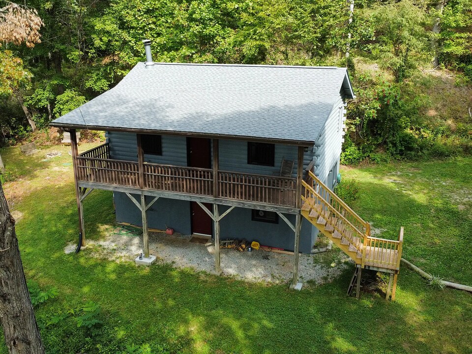 389 Lily Ln in Whittier, NC - Building Photo