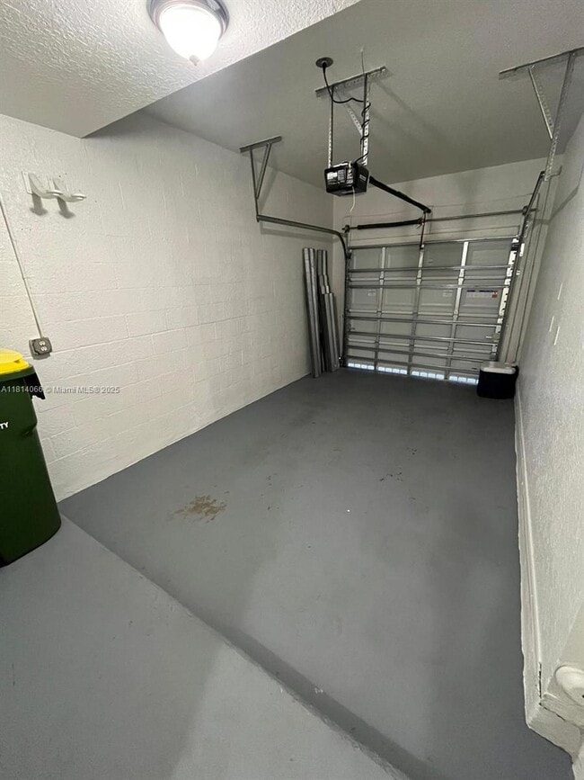 1698 SE 9th Ave in Florida City, FL - Building Photo - Building Photo