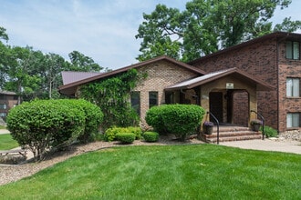 Forest Ridge Apartments in Cedar Rapids, IA - Foto de edificio - Building Photo