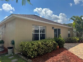 2300 Saphire Ct in Kissimmee, FL - Building Photo - Building Photo