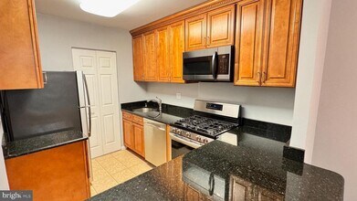 5817 Cove Landing Rd in Burke, VA - Building Photo - Building Photo