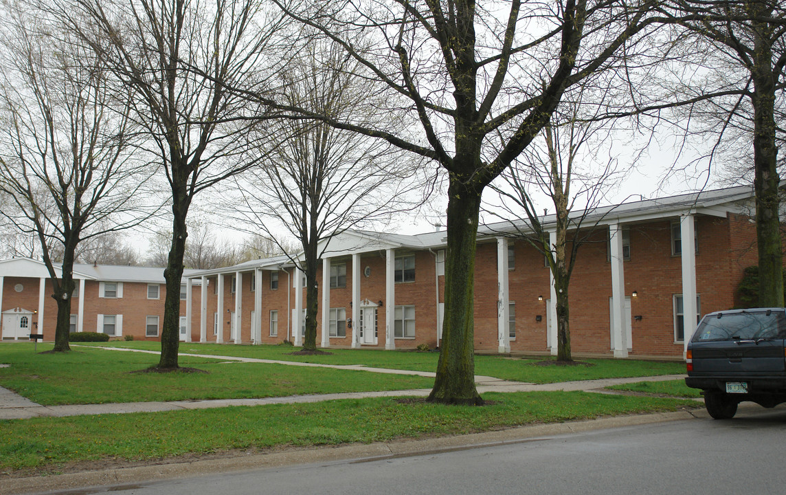 Colonial Court Apartments in Valparaiso, IN - Building Photo