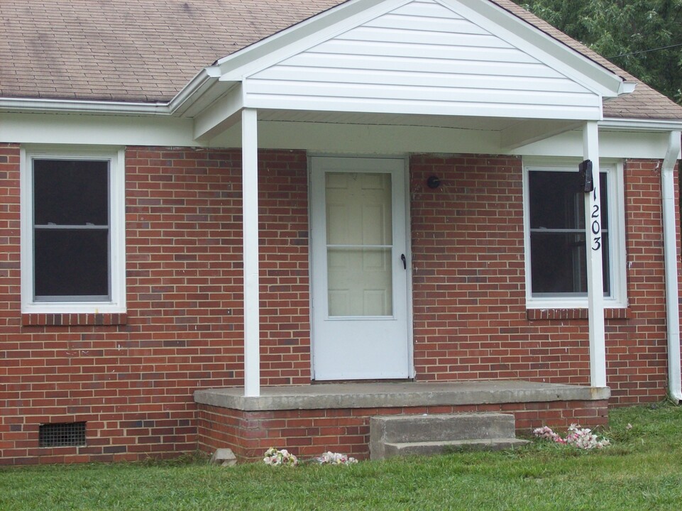 1203 Omaha St in Greensboro, NC - Building Photo