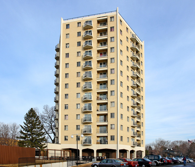 Central Hi-Rise Apartments in St. Paul, MN - Building Photo - Building Photo