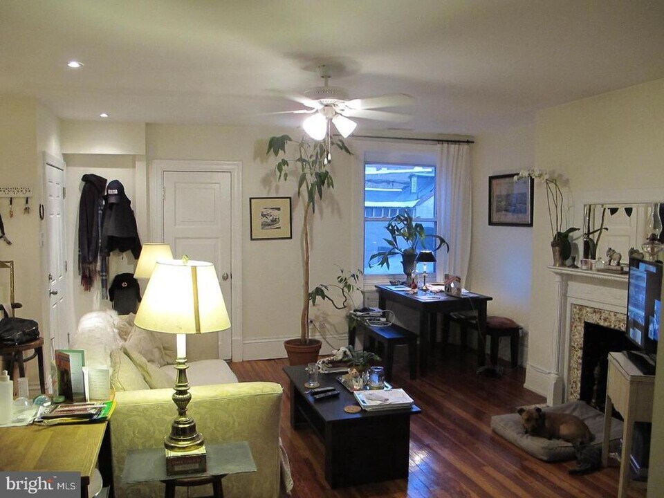 1209 Spruce St in Philadelphia, PA - Building Photo