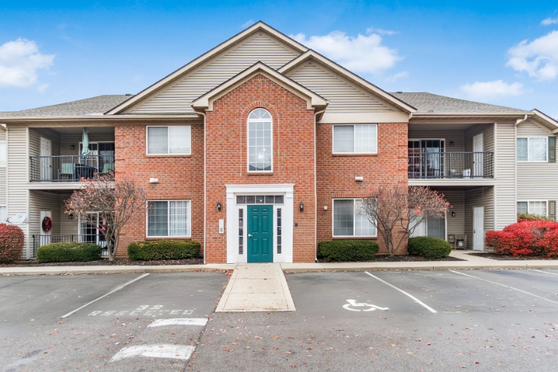 757 Spring Valley Dr in Lewis Center, OH - Foto de edificio